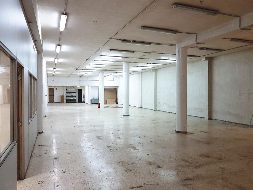 Local comercial – Esplugues de Llobregat 642.00 m2 photo3