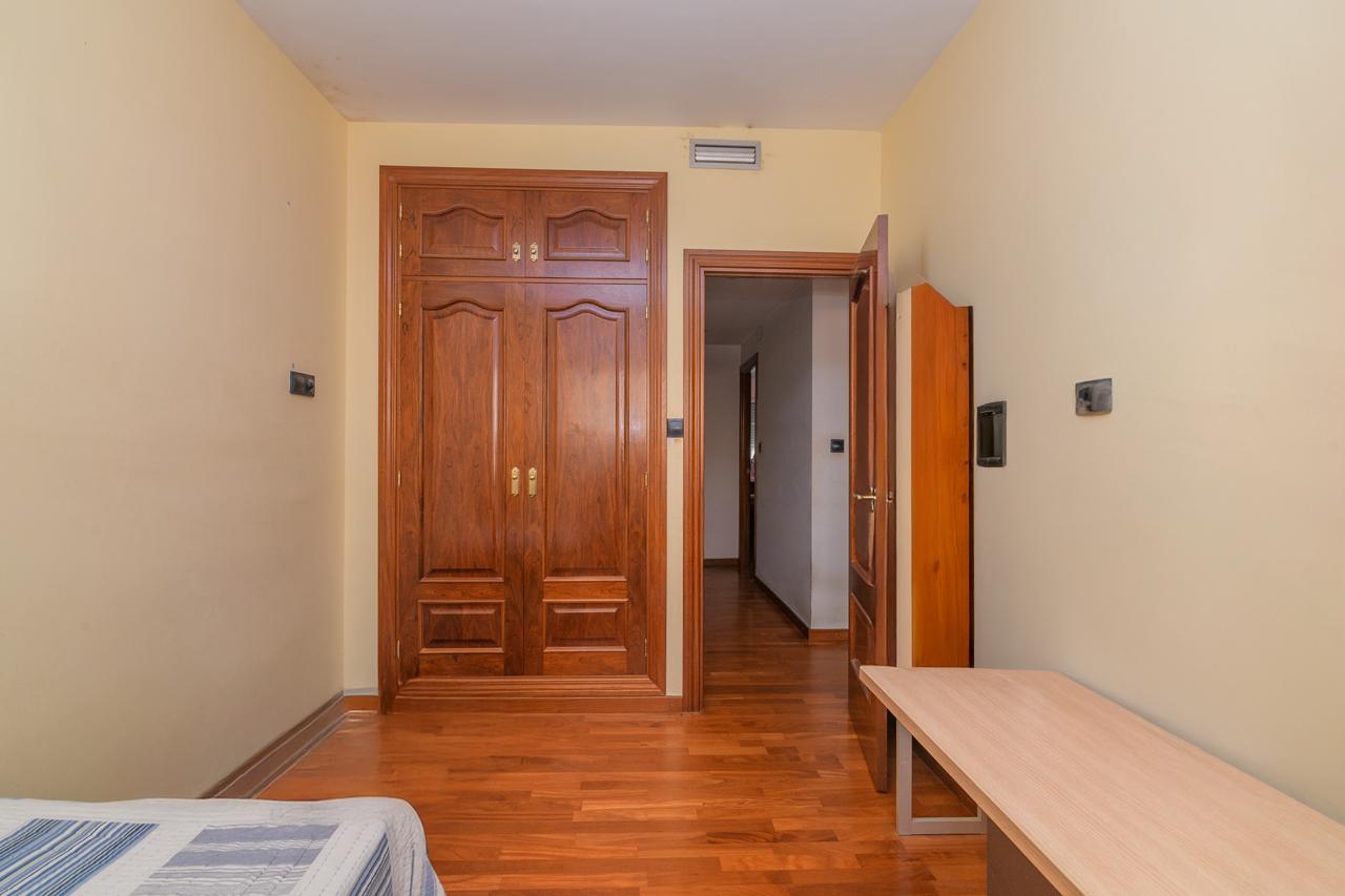 Piso – Hospitalet de Llobregat 150.00 m2 photo18