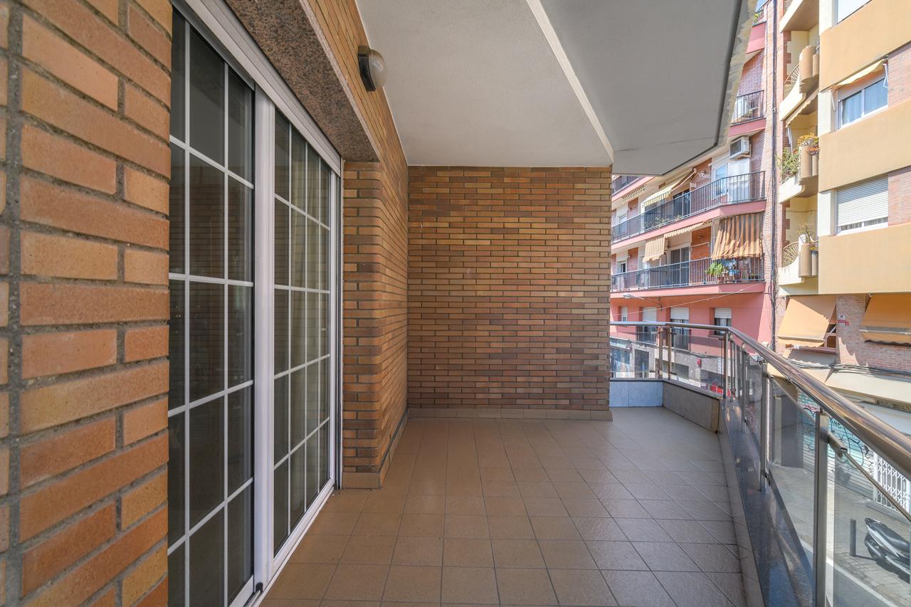 Piso – Hospitalet de Llobregat 150.00 m2 photo2